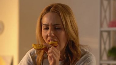 Ağlayan kadın donut çiğneme, alem yeme sorunları, psikolojik hastalık