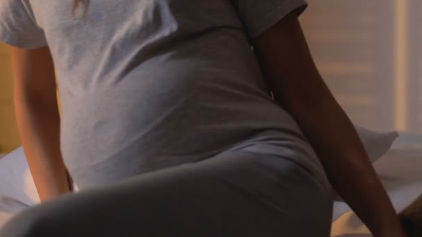 Těhotná žena, která ležela v posteli a spala na boční pozici, zdravotní péče během trimestru — Stock video
