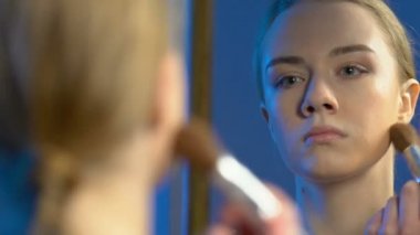 Üzgün kız makyaj uygulayarak, çirkin kelime ayna, güzel olmak arzusu yazılı