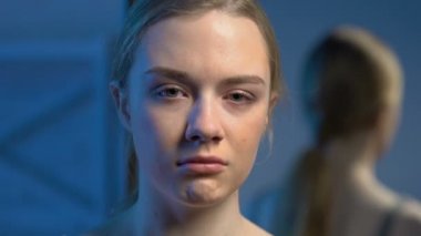 Karanlık odada ağlayan yalnız genç bir bayan. Garip yaş sorunları, olumsuz duygular.