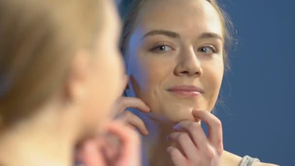 Sorrindo menina adolescente com maquiagem olhando no espelho, desfrutando de beleza, cosméticos — Vídeo de Stock