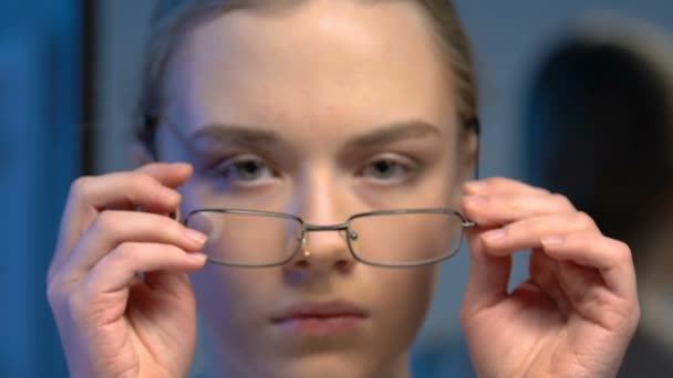 Adolescente femenina insegura que usa anteojos, efecto de visión desenfocado, primer plano — Vídeos de Stock