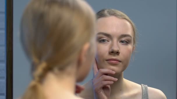 Tini lány keres tükörbe, és élvezi a szépségét, felkészülés első napja — Stock videók