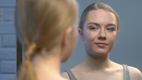 Jeune blogueur beauté regardant dans le miroir, envoyer baiser d'air à la caméra, conseils de filles — Video