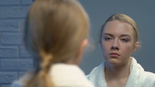 Depressieve tiener meisje wenden zich tot camera, pesten problemen in lastige leeftijd — Stockvideo