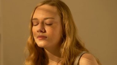 İhale genç bayan evde erkek arkadaşı hakkında düşünme, ilk gerçek aşk, ilişkiler