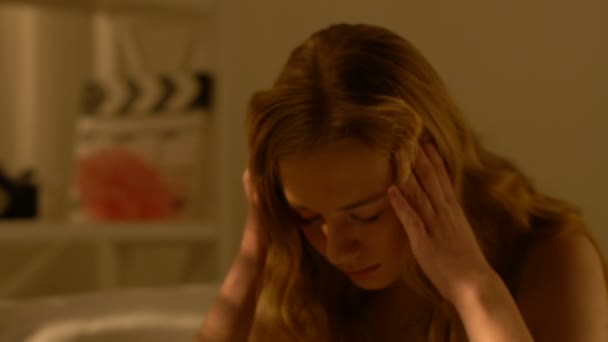 Депресивна дівчина-підліток тримає голову, проблеми стосунків у молодому віці — стокове відео