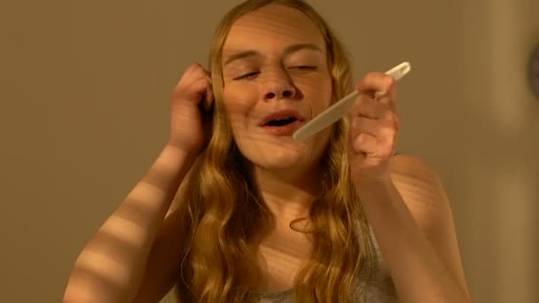 Kobieta nastolatek szczęśliwy negatywny wynik testu ciążowego, edukacja seksualna — Wideo stockowe