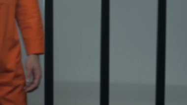 Siyah mahkum marihuana paketi veren Kafkas hücre arkadaşı, yasadışı ticaret