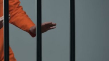Hapishane parmaklıkları arkasında Kafkas hücre arkadaşına bıçaklı siyah mahkûm
