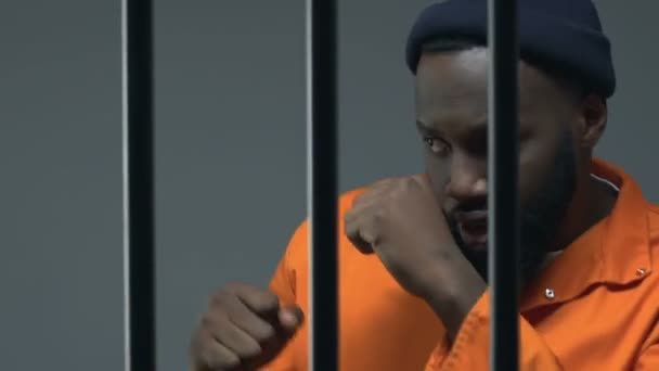 Réchauffement criminel afro-américain en cellule de prison, entraînement de lutte contre l'ombre — Video