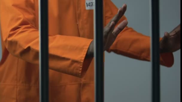 Preso afroamericano con cuchillo atacando a compañero de celda caucásico en celda de prisión — Vídeos de Stock
