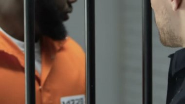 Afro-Amerikan mahkuma uyuşturucu paketi veren gardiyan, yolsuzluk