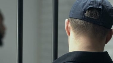 Gardiyan yargıdan önce hücrede son derece tehlikeli mahkum bakıyor