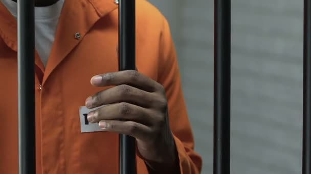 Delincuente afroamericano dando dinero como soborno a guardia de prisión, violando la ley — Vídeos de Stock