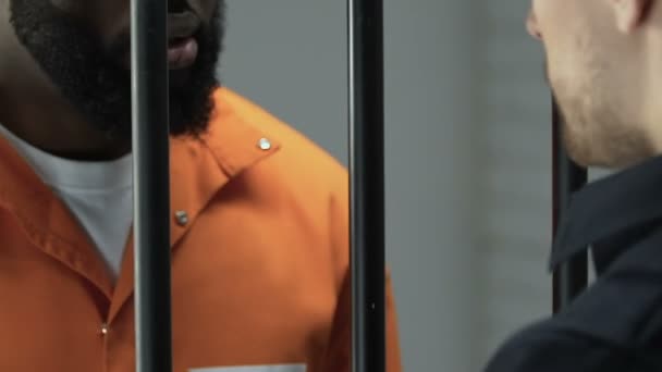 Un gardien corrompu donne un paquet de cocaïne à un prisonnier afro-américain. — Video