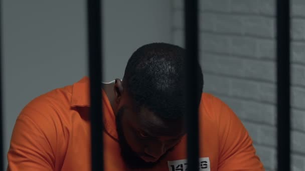Hopeloze Afro-Amerikaanse gevangene in individuele cel wachten op doodstraf — Stockvideo