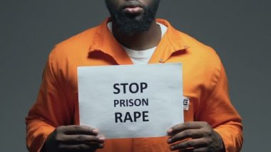 Afro-Amerikalı mahkumun elinde karton üzerinde hapis tecavüz ifade durdurun