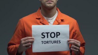 Kafkas mahkumunun elindeki kartonüzerindeki işkenceleri durdurun, protesto edin