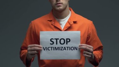 Kafkas mahkumunun elindeki karton daki mağduriyet ibaresini durdurun, şiddet