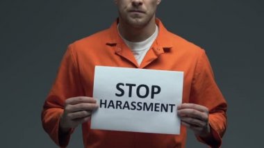 Kafkas mahkumunun elindeki kartondaki taciz ibaresini durdurun, şiddet