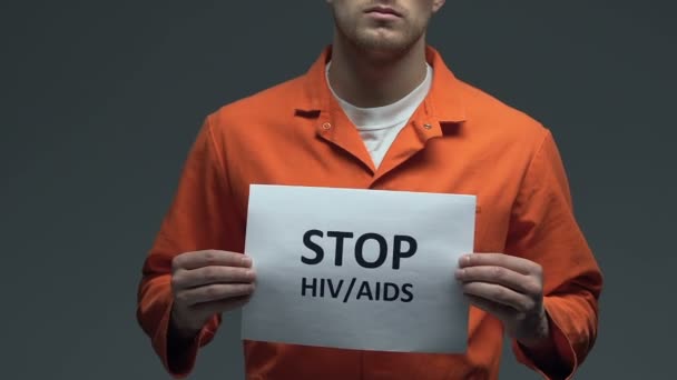 Stop HIV AIDS frazy na karcie w rękach kaukaski więzień, odpowiednie leczenie — Wideo stockowe