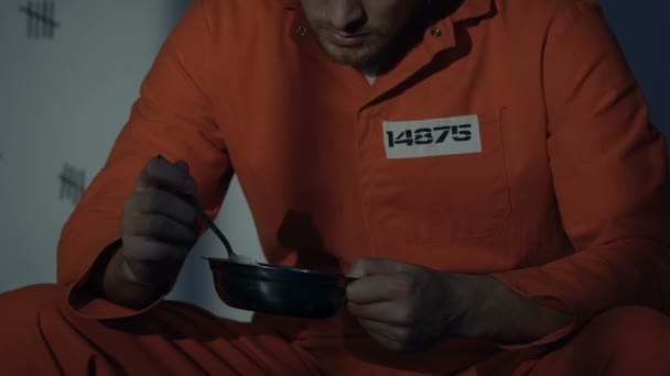 Одинокий кавказский заключенный отказывается от отвратительной еды, нуждается в нормальной еде, крупным планом — стоковое видео