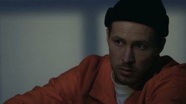 Kafkas mahkumu gizlice hücrede gece telefon konuşuyor, kaçış planlıyor