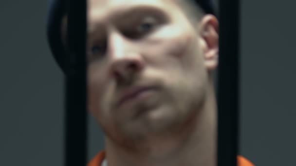 Mad maniak met littekens op gezicht houden gevangenis bars en schreeuwen, mentale stoornis — Stockvideo