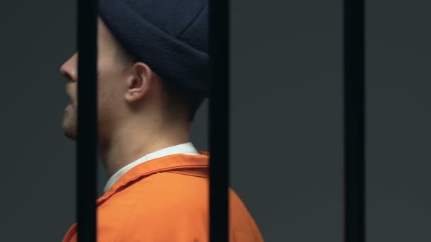 Заключенный со шрамами на лице входит в камеру, ждет смертной казни, приговора — стоковое видео