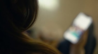 Akıllı telefonda kadın kaydırma sosyal ağlar, fotoğraf uygulaması, backview