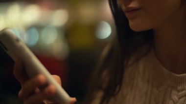 Akıllı telefonu kaydıran kadın, kuryelik yapan arkadaşlarıyla sohbet eden, teknolojiler...