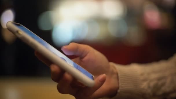 Dame assis dans le café et la planification itinéraire de voyage défilement demande de touristes 