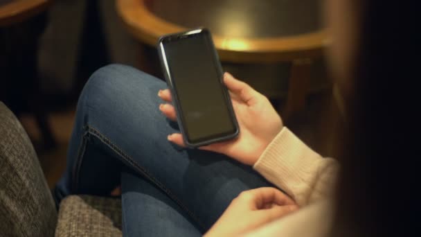 Lady ξεκλείδωμα με προπληκτρολογόμενο smartphone οθόνη, μέρος για διαφήμιση, τεχνολογίες — Αρχείο Βίντεο