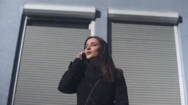 Güzel bayan telefonda mobil uygulama kontrol, açık havada duran, taksi arama