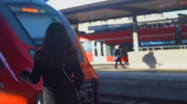 Bayan trene geç, platformda koşuyor, modern şehirde yaşam, zaman yönetimi