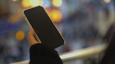 Kadın açma önceden anahtarlı akıllı telefon, ayakta tren istasyonu, reklam yeri