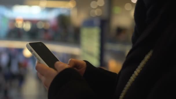 Mujer escribiendo en el teléfono inteligente, de pie en el centro comercial, banca en línea — Vídeo de stock