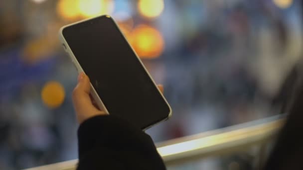 Женщина разблокировки prekeyed смартфон, стоящий железнодорожный вокзал, место для рекламы — стоковое видео