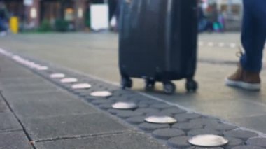 Genç bayan gezgin bavullarla tren istasyonuna yürüyor, yeni varış yeri.