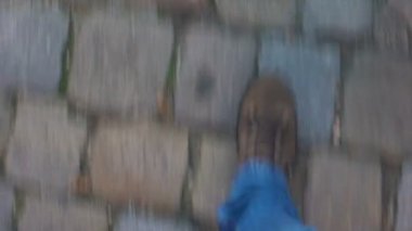 Taş kaldırımda yürüyen erkek, yaya Pov, şehri keşfeden turist, ayakkabılar