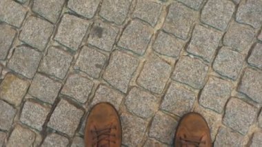 Turist bilinmeyen şehirde yön ararken kayboldu, kaldırımda yaya Pov