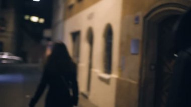 Saldırgan erkek suçlu gece geç saatlerde kadına saldırıyor, tecavüz riski, taciz
