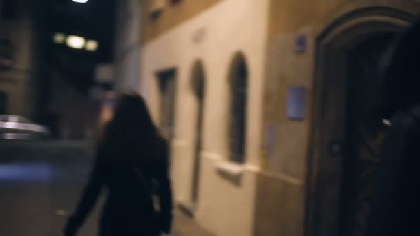 Agressif criminel masculin attaquant une femme en fin de soirée, risque de viol, harcèlement — Video