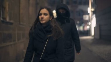 Karanlık sokakta genç savunmasız kadın kovalayan maskeli şiddet suçlusu, istismar