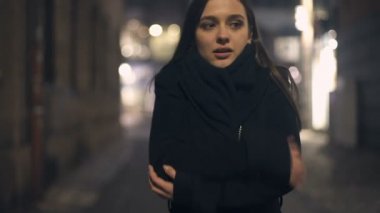 Karanlık sokakta duran yalnız kadın üşüyor, hastalanma riski var.