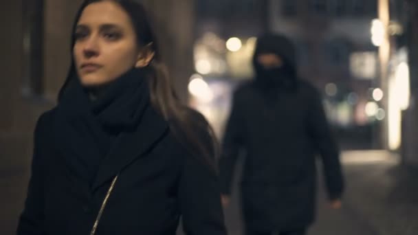 Nebezpečný kriminálník honící a útočící na mladou ženu pozdě večer, obtěžování — Stock video
