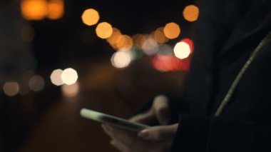 Bayan arama taksi kullanarak telefon uygulaması karayolu yakınında duran, aydınlatma