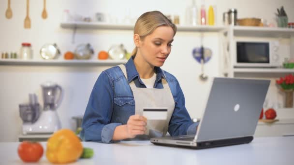 Menina bonita que paga para a compra de alimentos através da internet, serviço online conveniente — Vídeo de Stock