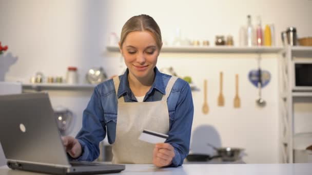 Chica que paga por alimentos con tarjeta de crédito en línea y la comida aparece de inmediato — Vídeos de Stock